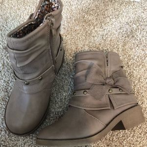 Girls boots